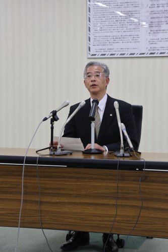 着任の抱負を語る飯島検事正＝１７日、千葉市中央区の千葉地検庁舎

