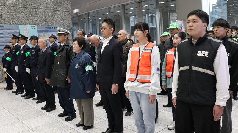 出動式に参加した防犯ボランティア団体のメンバーや警察官ら＝１７日夕、千葉県庁
