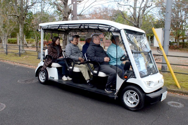 グリーンスローモビリティの実証実験で、季美の森地区内を走る小型ＥＶ＝７日、大網白里市