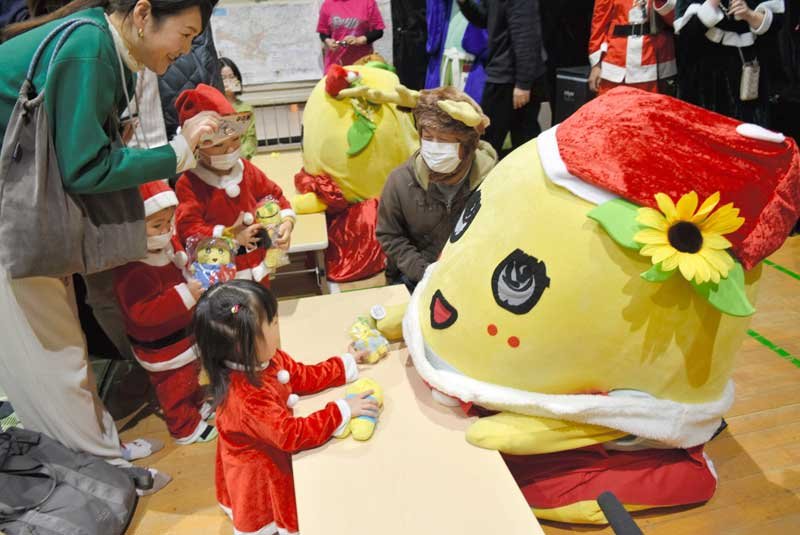 【動画あり】メリクリなっしー！　ふなっしーサンタがサプライズ登場　船橋　児童ホームのクリスマス会　【師走スケッチ２０２４】