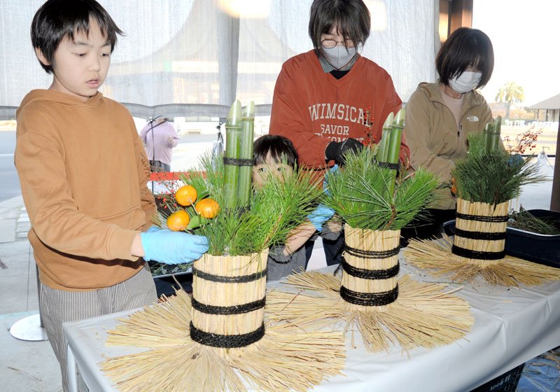 ミニ門松作りを体験する児童ら＝２６日、東金市