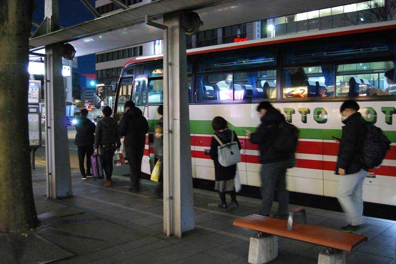 館山行きの高速バスに乗車する乗客ら＝３０日午後５時、千葉市中央区のＪＲ千葉駅前
