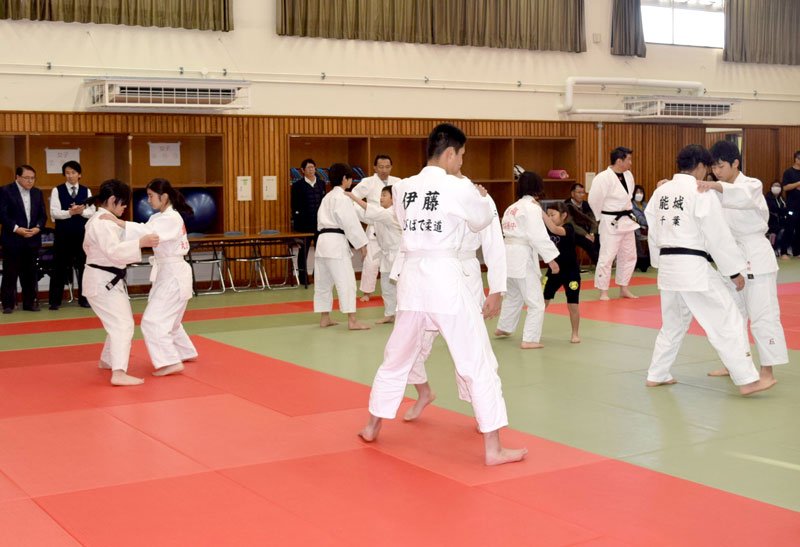 「柔道の原理」を学ぶ体験会の参加者ら＝船橋市
