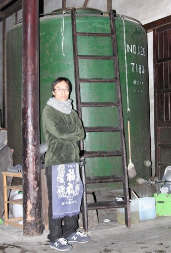 酒蔵内のタンクの前に立つ藤平酒造代表の淳三さん＝君津市
