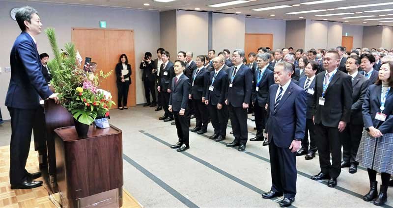 仕事始め式で幹部職員に訓示を述べる熊谷千葉県知事（左）＝６日、県庁