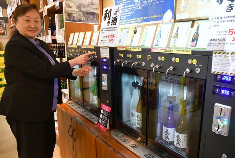 訪日外国人増で存在感　「ＫＡＮＰＡＩ！」響くかけ声　成田空港一帯　【房総の酒に乾杯　ユネスコ文化遺産登録】