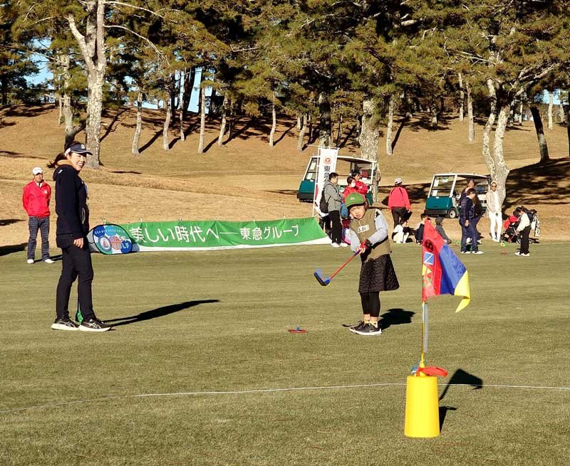 スナッグゴルフをプレーする小学生ら＝市原市