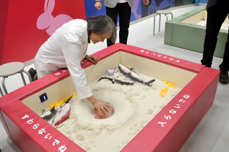 改装した子ども売り場に導入された「流動床」の砂場。液体のような挙動を楽しめる＝千葉市中央区のアリオ蘇我