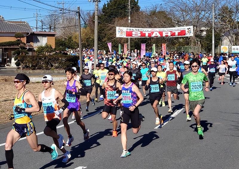 一斉にスタートを切るランナーたち＝市原市
