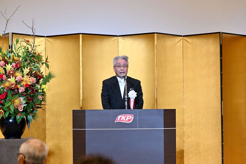 あいさつする関谷県行政書士会会長＝１３日、千葉市美浜区