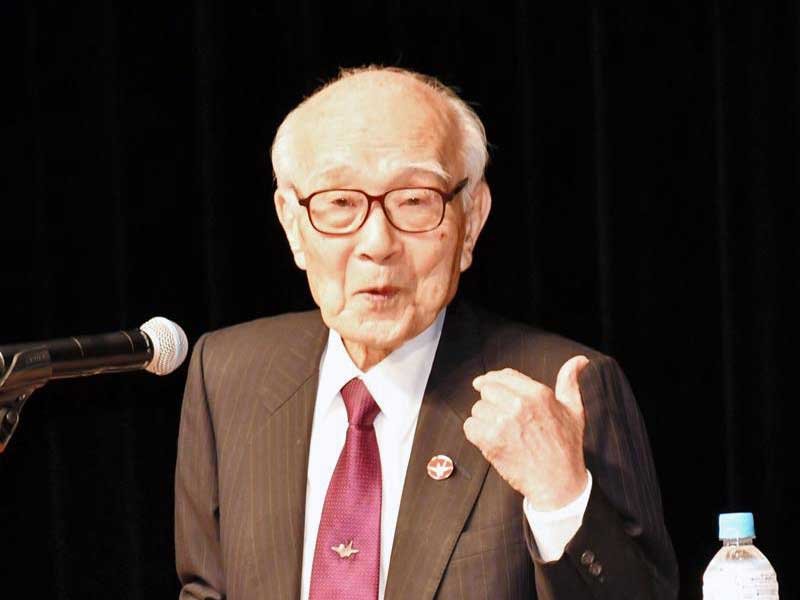 講演する田中さん＝１５日、市川市