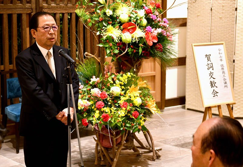 賀詞交歓会であいさつする石井会頭＝１４日夜、香取市