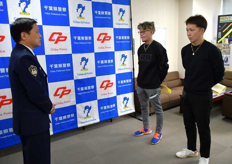 「助けない選択肢はなかった」　アパート火災、ベランダで助け呼ぶ女性を救出　内装業の吉野、石山さんに成田署感謝状　踊り場からよじ登り　猫とウサギも助け出す