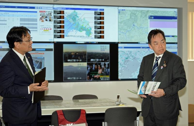 千葉市役所を視察し、神谷市長（左）から説明を受ける浅尾環境相＝１７日、同市役所危機管理センター

