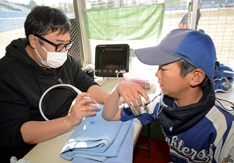 “スゴ腕兄・姉”優しく指導　いちふなスポーツフェスタ　市船橋高運動部が小中生に