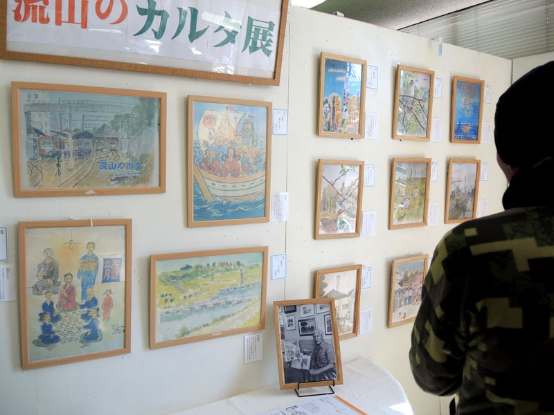 「流山カルタ」の原画複製などが展示されている「流山のカルタ展」＝流山市