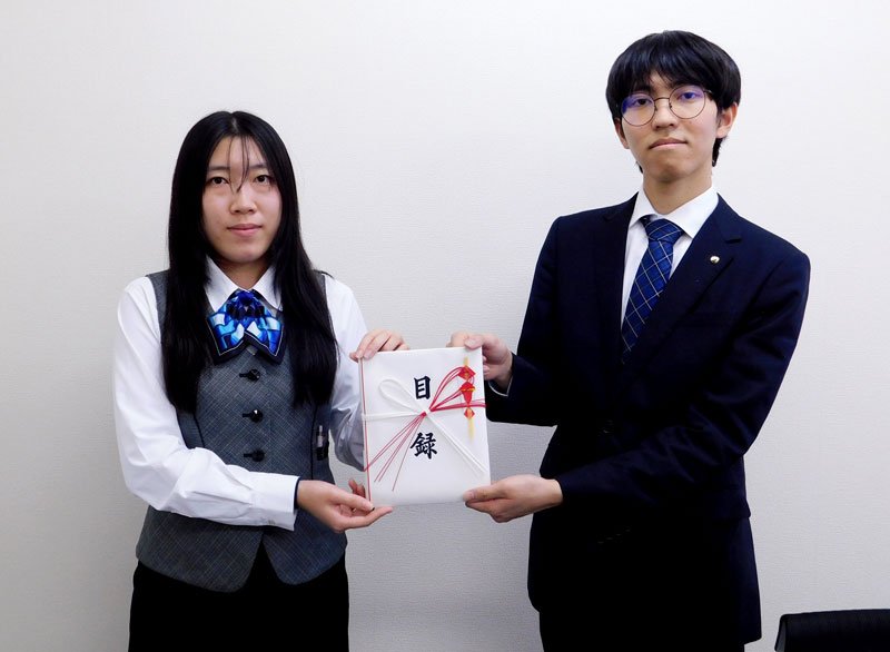 目録を手にする千葉窯業の清水汐音さん（右）と内田莉乃さん