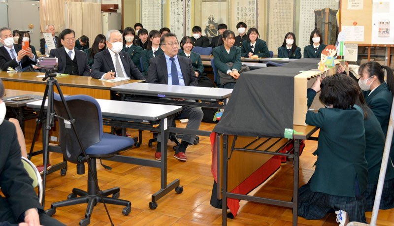 教育コースの生徒発表を見学する愛媛県教委関係者＝２３日、大多喜町
