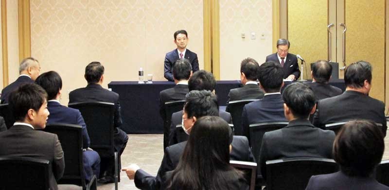 会合の開始直前、阿部県連幹事長（右）とともに席に着く熊谷氏（中央）＝２７日、千葉市中央区