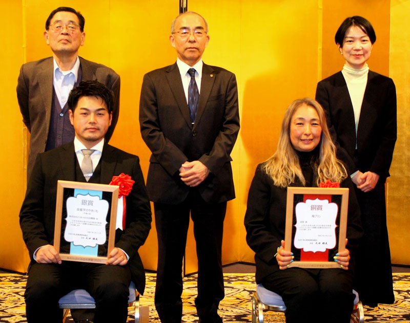 石田農園の石田さん（前列左）と波音の高橋さん（同右）＝千葉市中央区