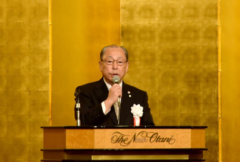 あいさつする高崎会長＝千葉市美浜区