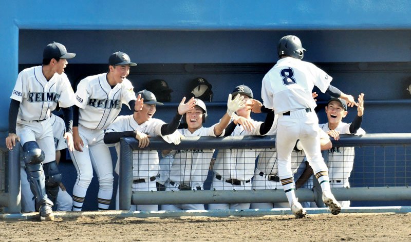 拓大紅陵との決勝で生還した千葉黎明の岩田（８）を迎える選手たち＝昨年１０月、県総合ＳＣ