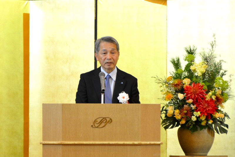 あいさつをする花島会長＝千葉市中央区