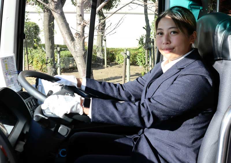 食品工場への企業送迎バスの運転を担当する３人制バスケ選手の品川さん＝船橋市