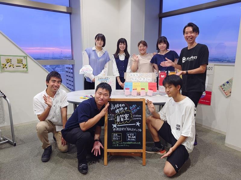 自習室をＰＲする地域活性化団体「のろし」のメンバーら＝市原市のサンプラザ市原
