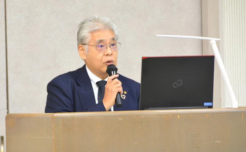 あいさつをする吉野専務理事＝千葉市中央区
