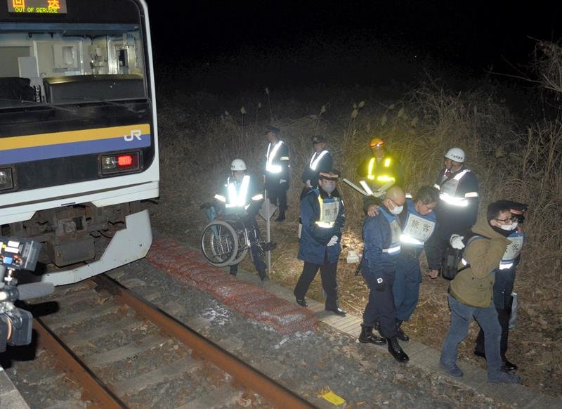 地震で電車が脱線したと想定した訓練で、電車から降りた乗客役が誘導に従って移動した＝３１日午前１時３５分ごろ、山武市
