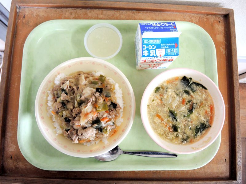 矢切ネギ給食おいしい！　松戸　２０キロ分豚丼、スープに変身