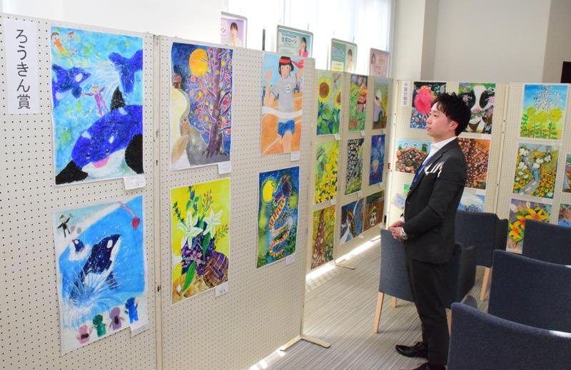 小学生の感性光る作品が並ぶ＝茂原市の中央労働金庫茂原支店
