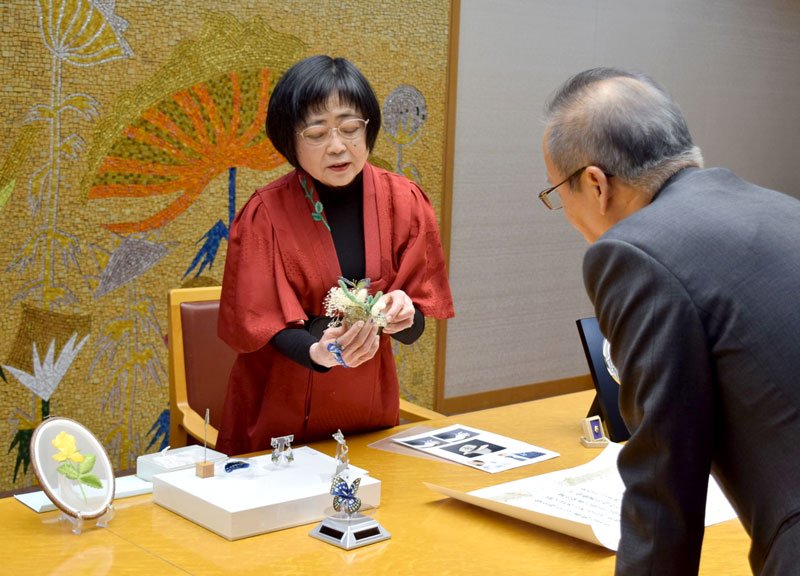 松戸市長（右）に作品を説明する北井さん＝船橋市役所