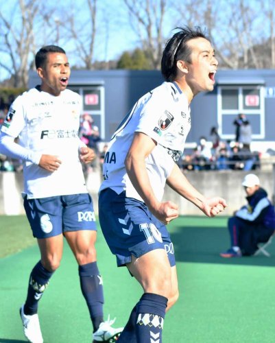 いわき─千葉　前半３１分、先制のＰＫを決めて雄たけびを上げる千葉の横山（手前）＝ハワスタ