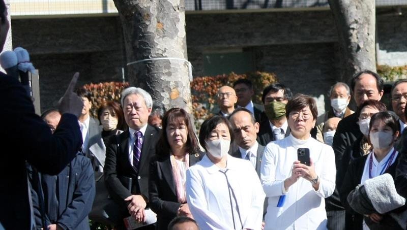 候補者の演説を聞く有権者ら＝２７日午前、千葉市中央区
