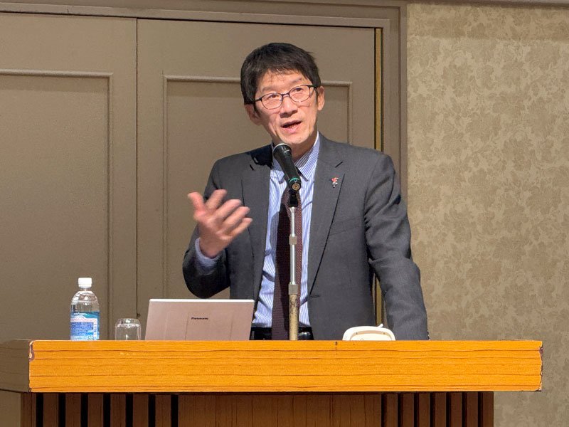 千葉政経懇話会２月例会で講演するちばぎん総研の前田社長＝２６日、千葉市中央区のホテル