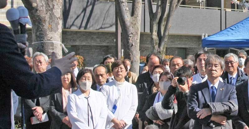 候補者の演説を聞く有権者ら＝２７日午前、千葉市中央区