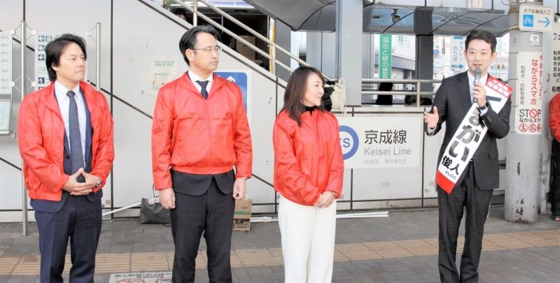 船橋駅前で演説する熊谷氏（右）と超党派の県議ら＝１日、船橋市
