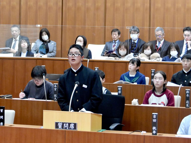 八街市の模擬議会で市執行部に切り込む子ども議員＝市議会議場