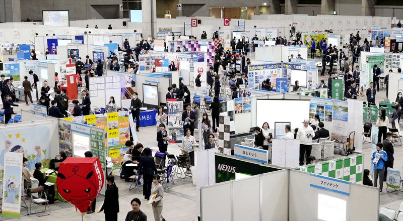 就職情報会社が開いた合同説明会＝１日午前、千葉市（共同）