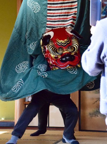 ６年ぶりに復活した船頭給獅子舞＝１日、一宮町