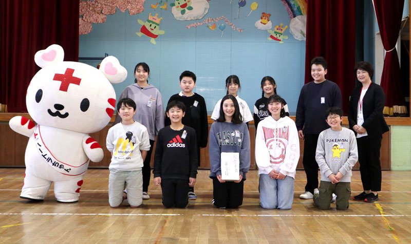 能登半島への募金を集めた山王小学校の児童ら＝千葉市稲毛区の同小学校