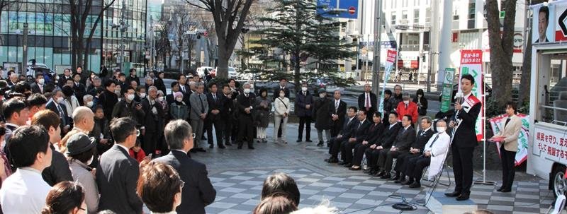 陣営関係者や支持者らが集結した熊谷氏の出陣式＝２月２７日、千葉市中央区

