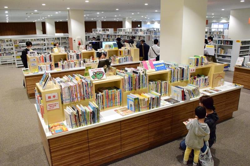 新しい図書館を利用する親子ら＝２１日、茂原市
