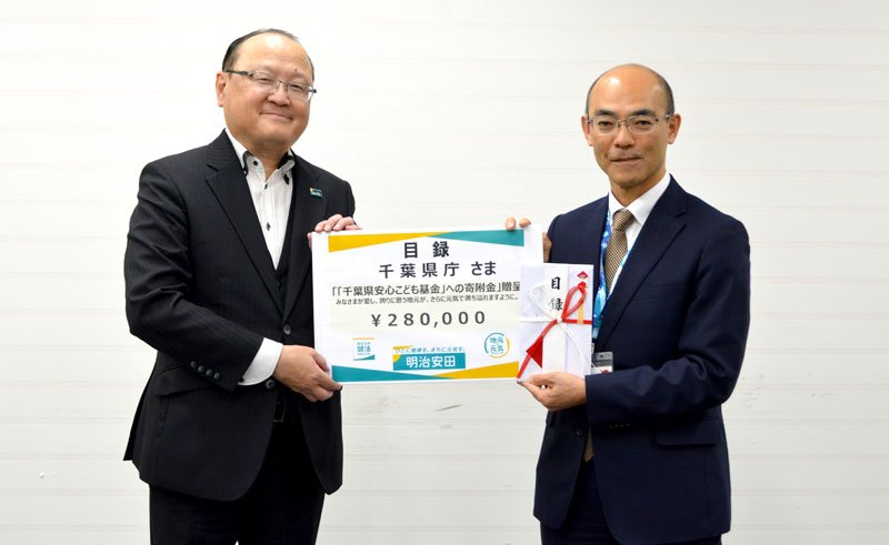 目録を持つ岡田健康福祉部長（右）と岡田千葉本部長＝県庁