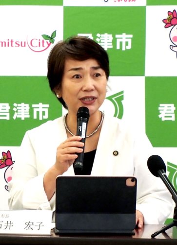 ロッテ２軍本拠地の誘致について語る石井市長＝２６日、君津市

