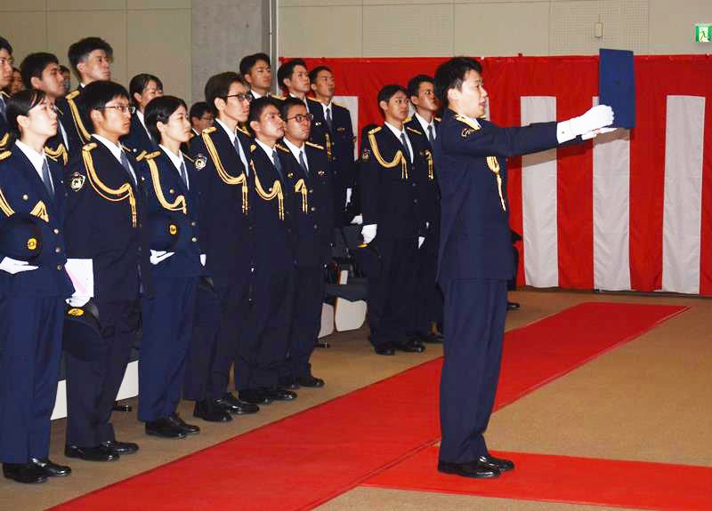 千葉県警察学校の卒業式で答辞を述べる総代の渡部巡査（右）＝２８日、東金市