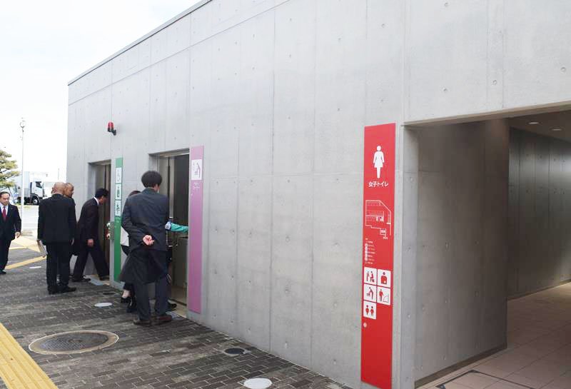 道の駅やちよ・八千代ふるさとステーションに完成した災害対応型トイレ＝八千代市