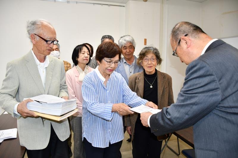 要望書を秋本行徳支所長（右）に渡す市民団体の代表ら＝２８日、市川市
